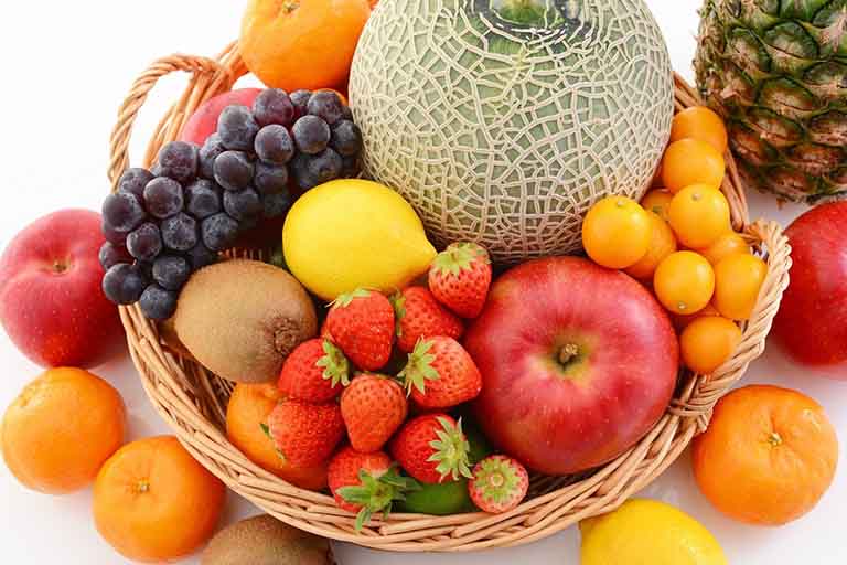 Các loại trái cây giàu vitamin A, B, E là những thực phẩm nên ăn sau xỏ khuyên 