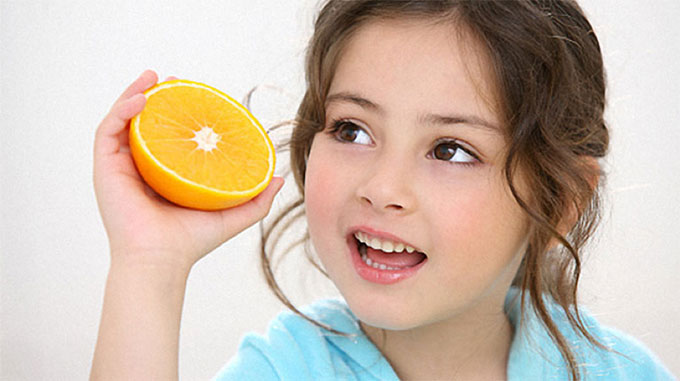 Nửa trái cam vitamin c ảnh minh họa