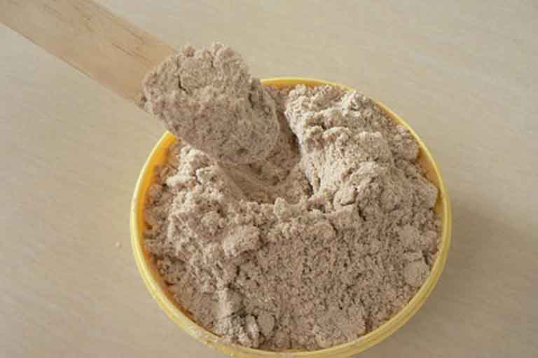 Sự xuất hiện của nguyên liệu bột gạo góp phần thanh tẩy da chết và bụi bẩn nhanh hơn khi kết hợp với mật ong