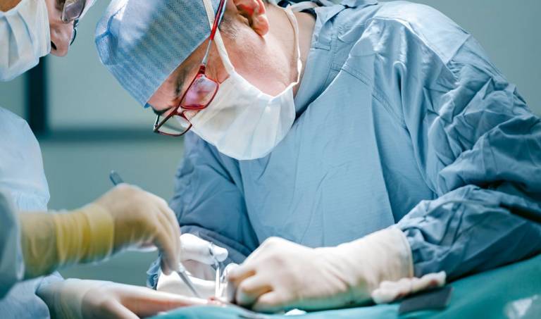 Phẫu thuật cắt bỏ búi trĩ là cách giúp loại bỏ nguy cơ vỡ búi trĩ, chảy máu.